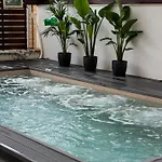 Rafia Loft - Heated Pool & Billiard I 루트라키