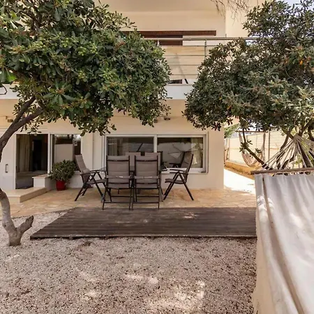 Rafia Loft Loutraki, Garden & Pool Table - * לוטראקי