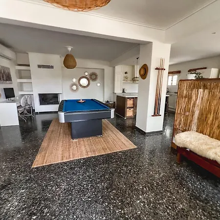 בית נופש Rafia Loft Loutraki, Garden & Pool Table - לוטראקי