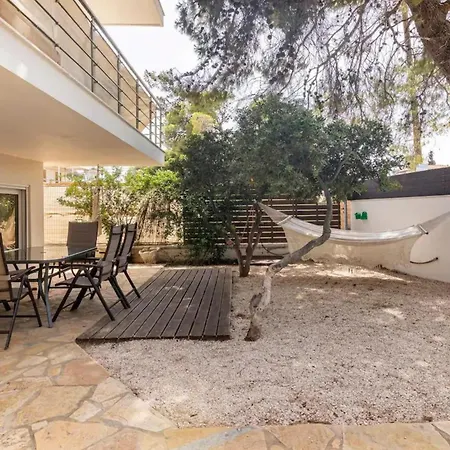 בית נופש Rafia Loft Loutraki, Garden & Pool Table -