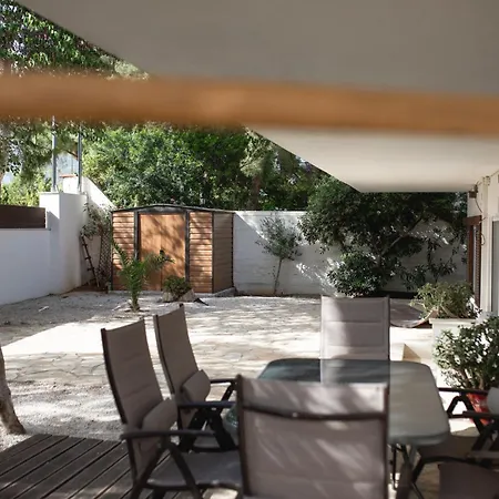 Rafia Loft Loutraki, Garden & Pool Table - בית נופש לוטראקי