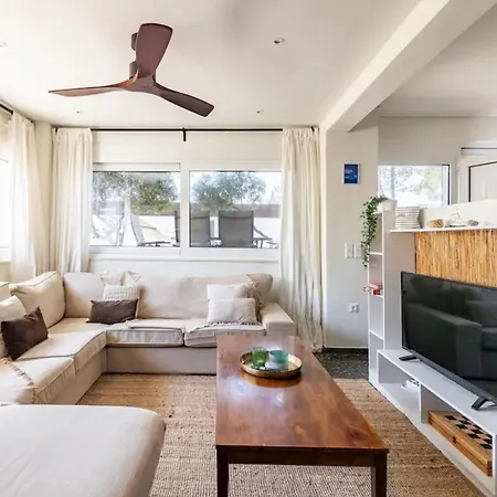 בית נופש Rafia Loft Loutraki, Garden & Pool Table -